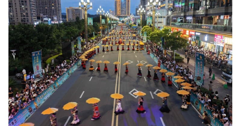 300,000 Gather in Liangshan for Spectacular Torch Festival Carnival